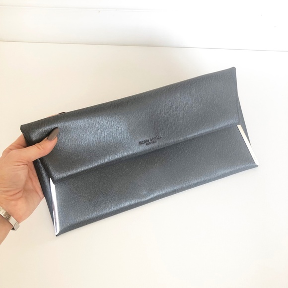 [Henri Bendel] Unlined Grey Clutch - Picture 2 of 3